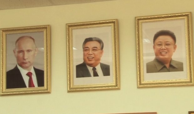 Хабаровская гимназии вывесила портреты лидеров КНДР
