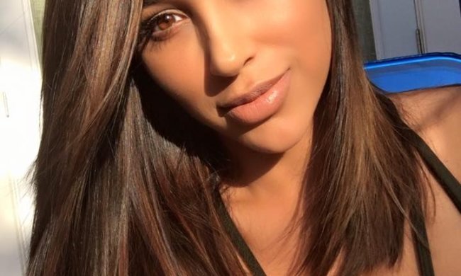 Голая Ана Чери расстегнула шортики посреди пустыни: очень сексуально