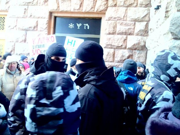 Разъяренные люди штурмуют Киевсовет, полиция не может ничего сделать: бунт набирает оборотов