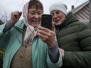 Украинцы, телефон. Фото: "Суспільне"