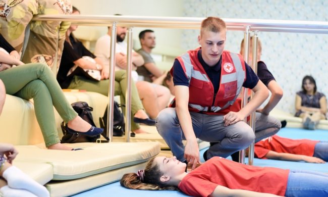 Плескання по спині і алкоголь замість анестезії: топ помилок при наданні першої меддопомоги