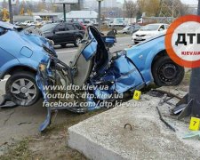 Смертельне ДТП у Києві: іномарку розплющило об стовп (фото)