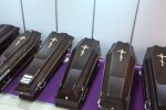 Вирус оставил людей без "деревянных костюмов" - в Бразилии заканчиваются гробы для умерших