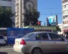 Житель Челябінська побився з водієм на даху маршрутки (відео)
