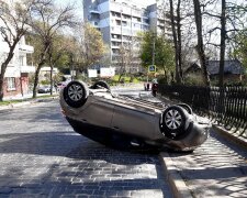 У Львові Peugeot перекинувся в повітрі та "почухав" дах об асфальт, кадри екшну