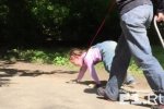 Росіянка вела дочку на повідку і просила гавкати (відео)