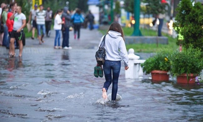 Злива в Кременчузі перетворила вулиці на ріки (фото, відео)