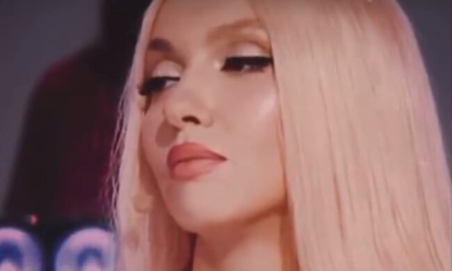 Оля Полякова, кадр з відео