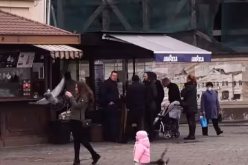 Люди на вулицях, скріншот: Youtube