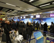 Більше сотні пасажирів застрягли в аеропорту, і винна тут не погода