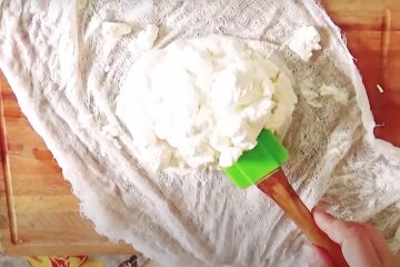 Как сделать творог из кефира в морозилке - полезный лайфхак, о котором знают не все хозяйки