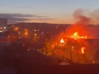 Літак в Іркутську врізався в житловий будинок. Фото: скриншот з відео