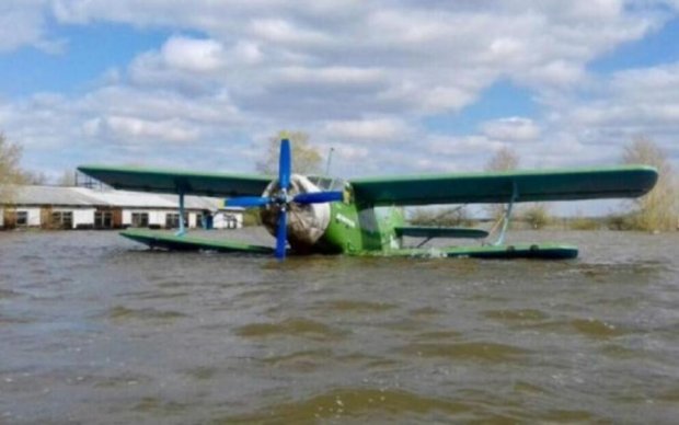 Російські рятувальники втопили п'ять літаків
