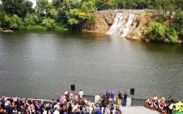 В Украине появился патриотичный водопад 