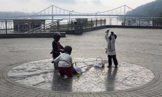 Киев, Почтовая площадь, памятник, фото из соцсетей