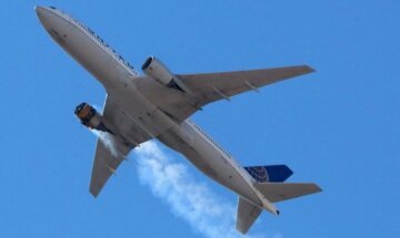 Двигун Boeing 777 загорівся в небі, фото: BBC