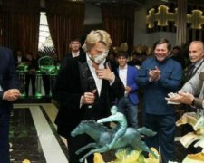 Кадиров жбурнув в Баскова тортом