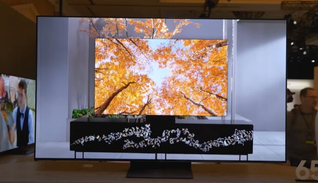 Samsung Transparent MicroLED. Фото скріншот з Youtube