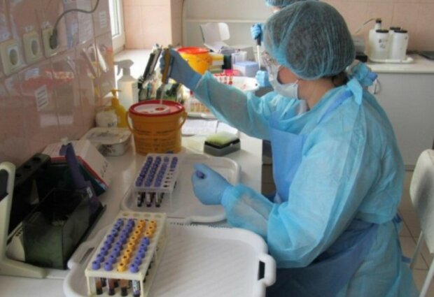 В Україні за добу 7 474 нових хворих на коронавірус, 165 померло