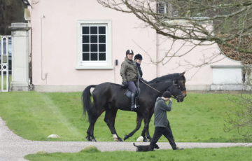 Принц Ендрю катається верхи