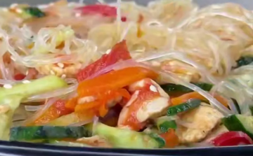 Фунчоза с курицей и овощами, кадр из видео