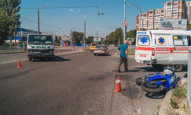 У Дніпрі вантажівка "відфутболила" мотоцикліста: народився у сорочці, подробиці аварії