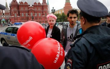 Зрада по-російськи: підлітку пригрозили в'язницею за значок з Навальним