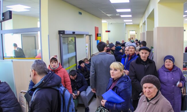 Коронавирус бабушек не остановит - очереди из пенсионеров захватили отделения Ощадбанка