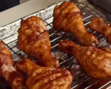 Медово-часникові курячі ніжки, кадр з відео