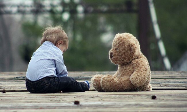 Дитина з аутизмом - фото pixabay