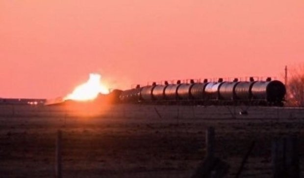 В США сошел с рельсов поезд: цистерны с этанолом продолжают гореть