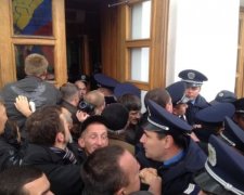 Как полтавчане городского главу по всей мэрии гоняли