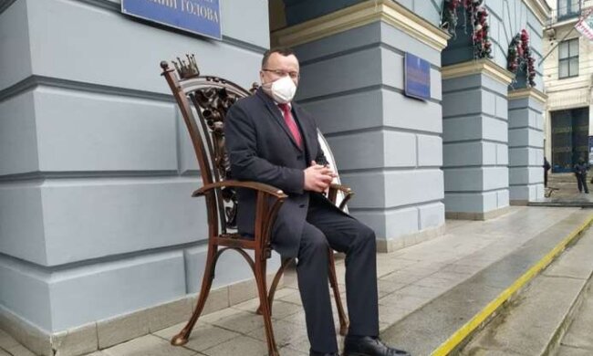 У Чернівцях переможений Каспрук притягнув до міськради крісло після перемоги Клічука: "Воно не всім личить!"