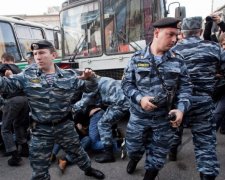 Российские правоохранители жестоко разогнали украинский митинг в Москве (видео)