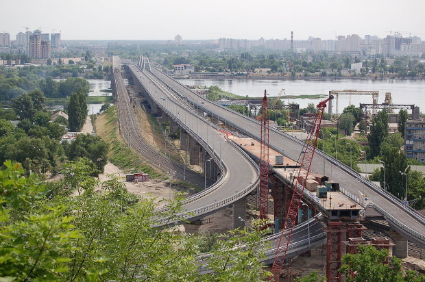"Это катастрофа": обвалился важнейший киевский мост, столица в панике