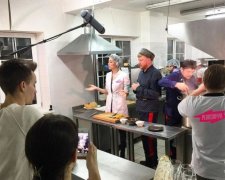 Дві кримінальні справи: на ведучу-ревізора кинулися з ножем