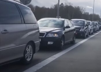 Автомобили на границе. Фото: Youtube