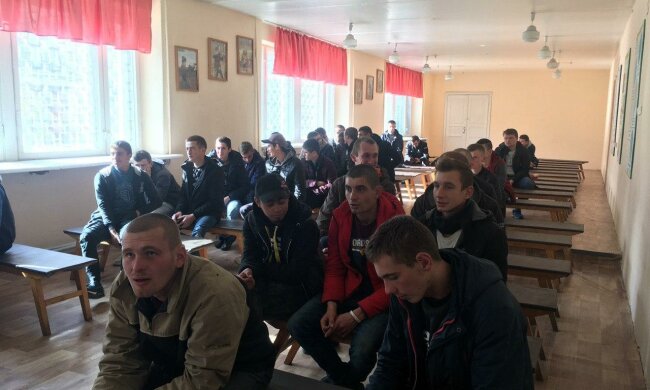 Львовяне массово просятся в армию, военкомы пьют шампанское: "Так легко еще не было"
