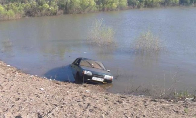 Маневруючи водій упав у річку