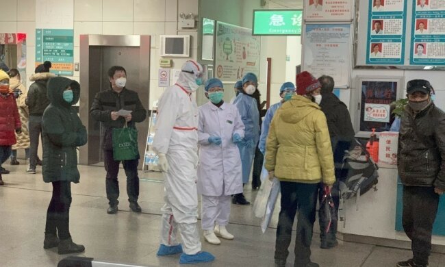 В Одесі "7 кілометр" заполонили люди в спецодязі, підозрюють коронавірус і перевіряють усіх