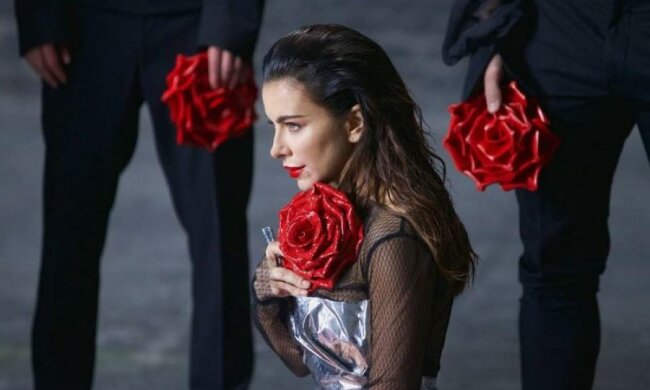 Любить по-багатому: розпусний наряд одіозної запроданки вразив своїм несмаком