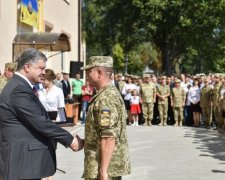 Порошенко приїхав до Дніпра з ключами від квартир