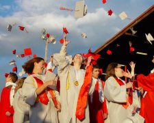 Бал тщеславия: сколько готовы заплатить родители, чтобы их детей "выпустили"