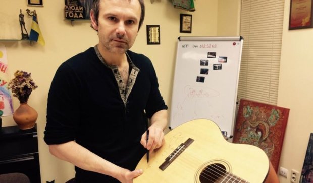 Вакарчук отдал гитару с автографом на благотворительность