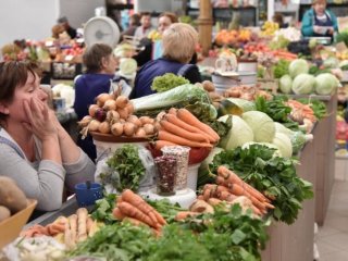 Ранні овочі на ринку