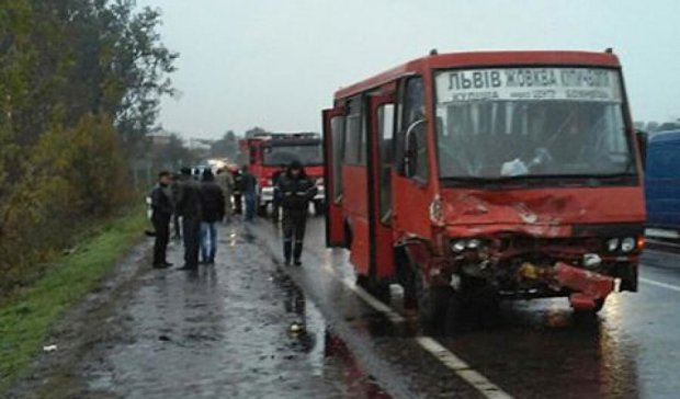 На Львівщині автобус зіткнувся з легковиком, є жертви (фото)