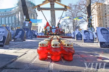 Біля каплиці на Інститутській та мерії пройшли панахиди