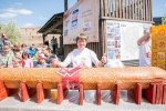 У Луцьку пригощали найбільшою в Україні вареною ковбасою