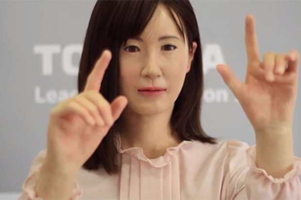 Женщина-робот станет продавщицей в японском универмаге