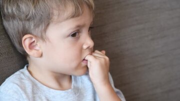 Ребенок грызет ногти: фото из свободных источников